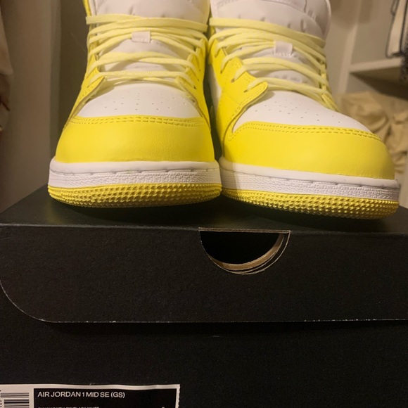 Authentic Yellow Rose Jordan Mids- 7Y/8.5 Women’s - Picture 6 of 6